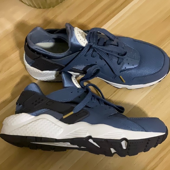 🚨NEW🚨 NIKE HUARACHE MEN 9.5 - Picture 2 of 6